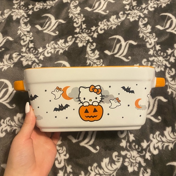Hello kitty halloween baking pan and mixing bowl - Picture 3 of 4